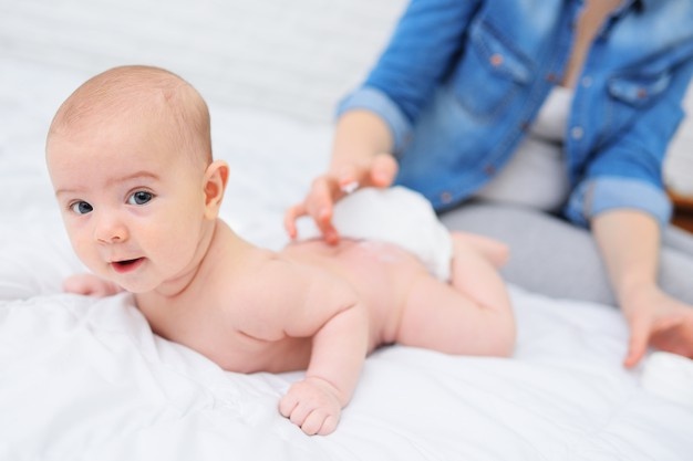 Cara Mengoleskan Obat Ruam Popok Pada Bayi yang Benar